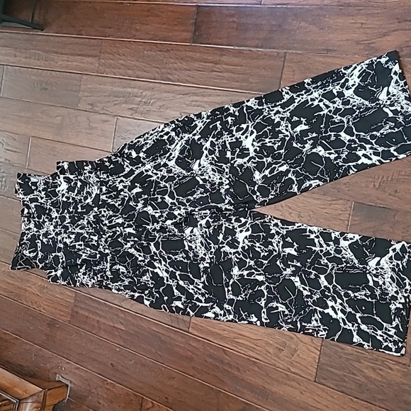 Calvin Klein jumpsuit featuring a black and white abstract pattern size 1X - Picture 4 of 10